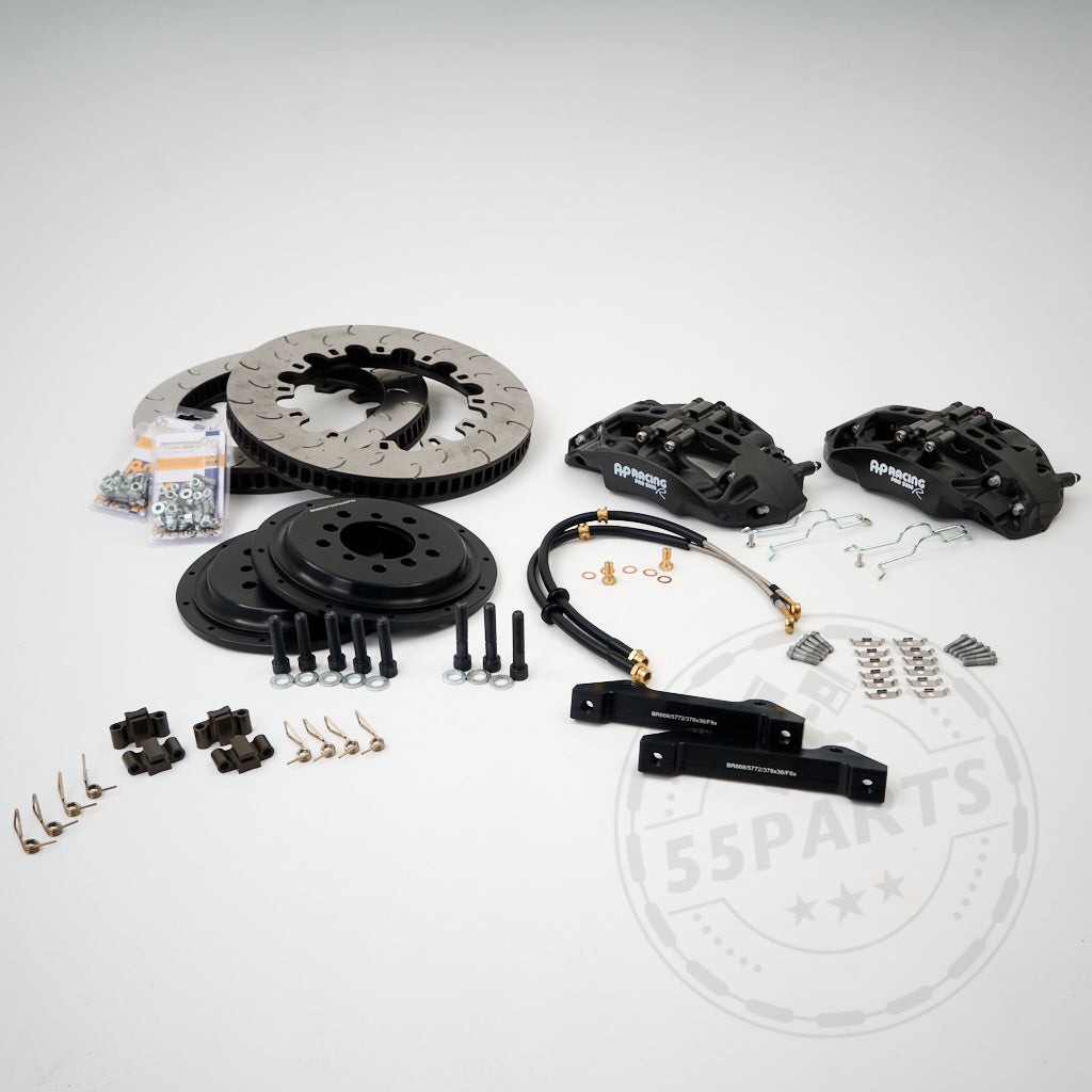 Das 55Parts-Special: AP Racing Pro 5000 R CP9665 Big Brake Kit umfasst Rotoren, Bremssättel, Schrauben, Halterungen und Hardware – perfekt für den Einsatz auf der Straße oder Rennstrecke – abgebildet auf weißem Hintergrund.