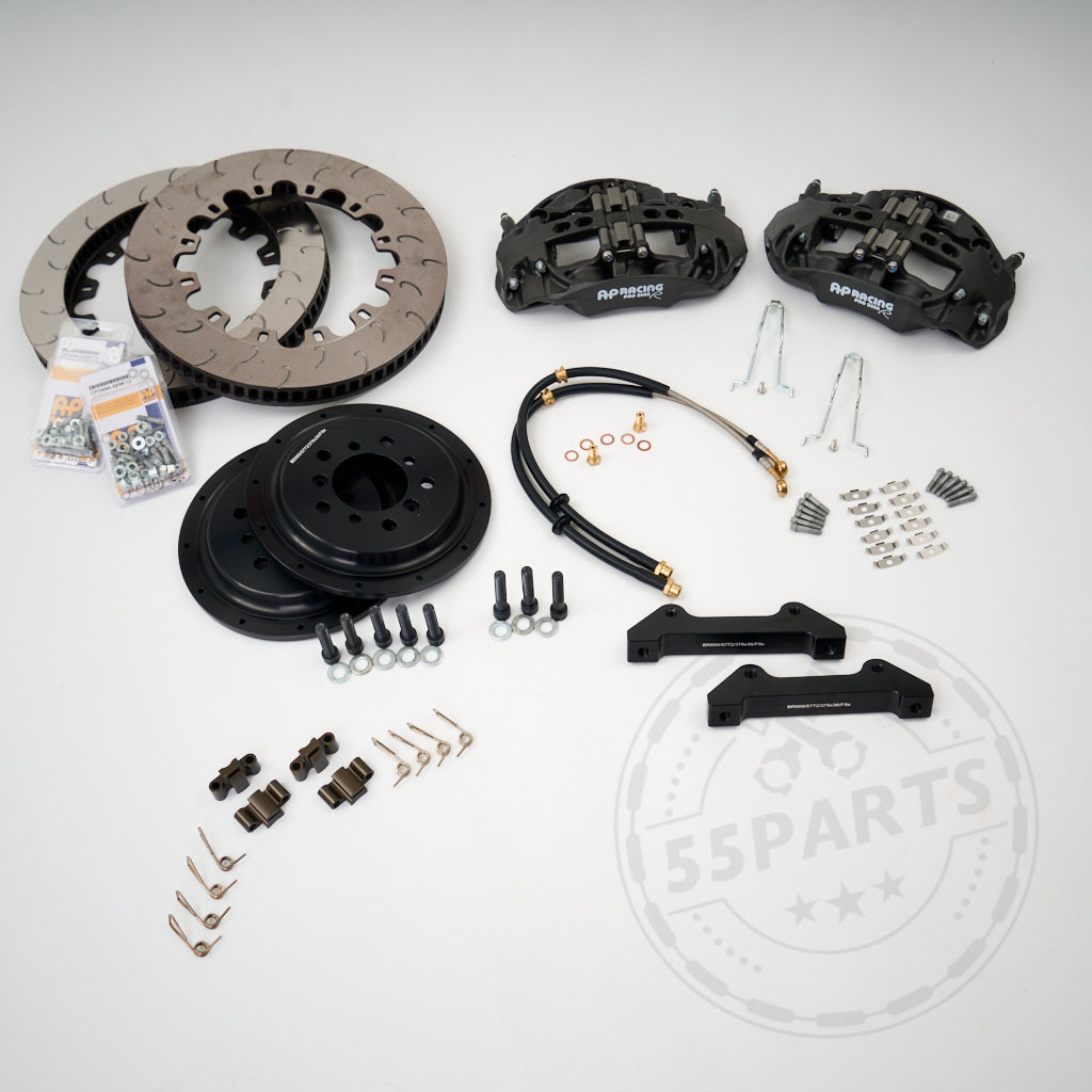 Das 55Parts-Special: Das AP Racing Pro 5000 R CP9665 Big Brake Kit umfasst Bremsscheiben, Bremssättel, Halterungen, Schrauben und Leitungen passend für BMW – perfekt für den Einsatz auf der Rennstrecke oder zum Aufrüsten der Serienbremsen. Abgebildet auf einer weißen Fläche.