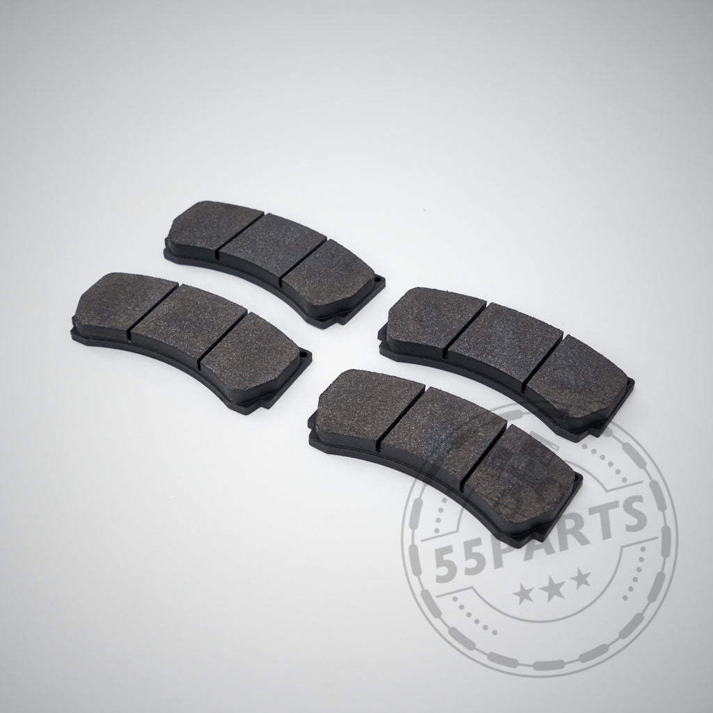 Vier schwarze PFC-Bremsbeläge, passend für AP Racing Pro5000R CP9660, CP9665 und CP9449 Bremssattel, angeordnet auf einer hellgrauen Oberfläche mit einem schwachen 55Parts-Wasserzeichen.