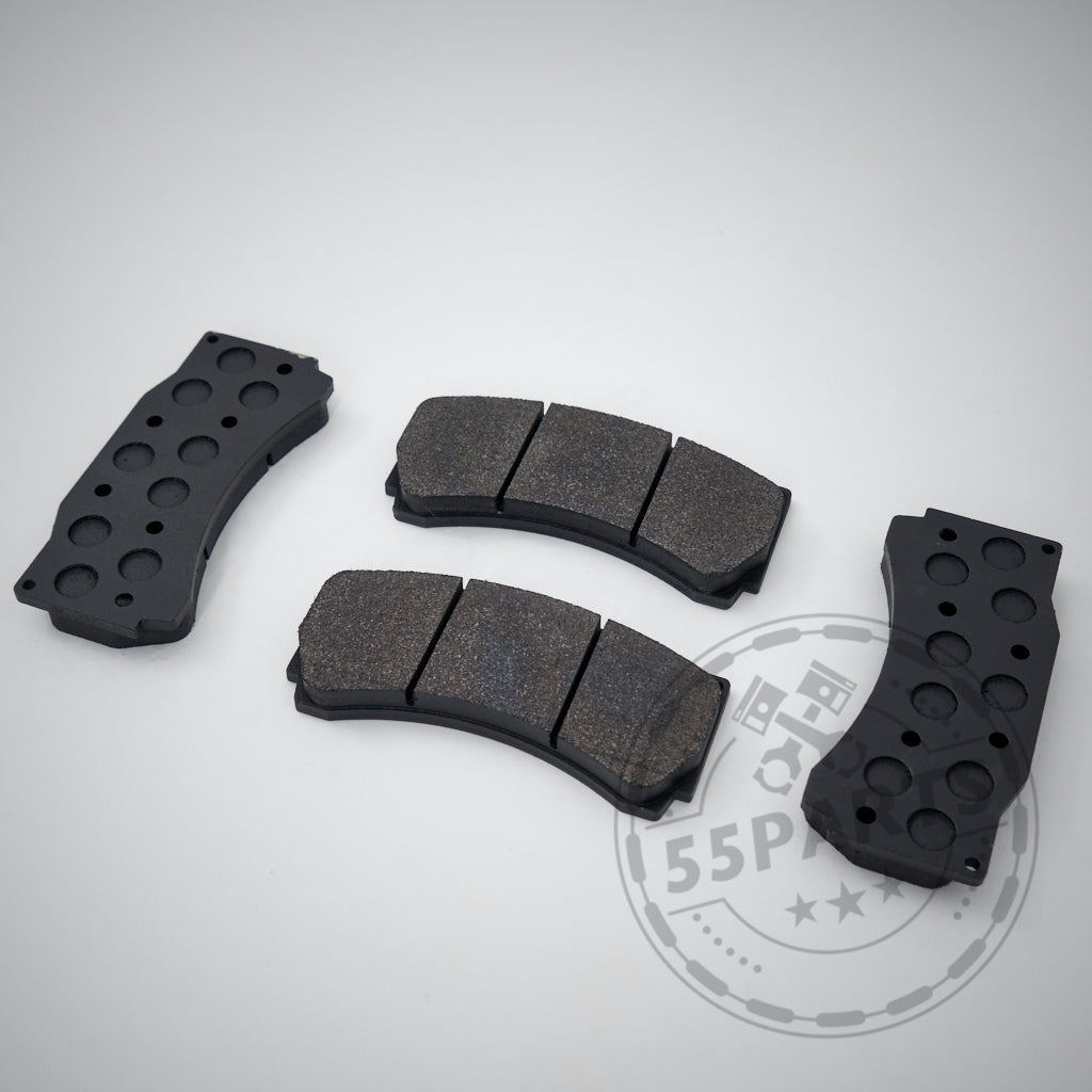 Vier schwarze 55Parts PFC-Bremsbeläge (alle Mischungen), passend für AP Racing Pro5000R CP9660 CP9665 CP9449 Bremssattel, liegen auf einer grauen Fläche mit einem dezenten Wasserzeichen im Hintergrund.