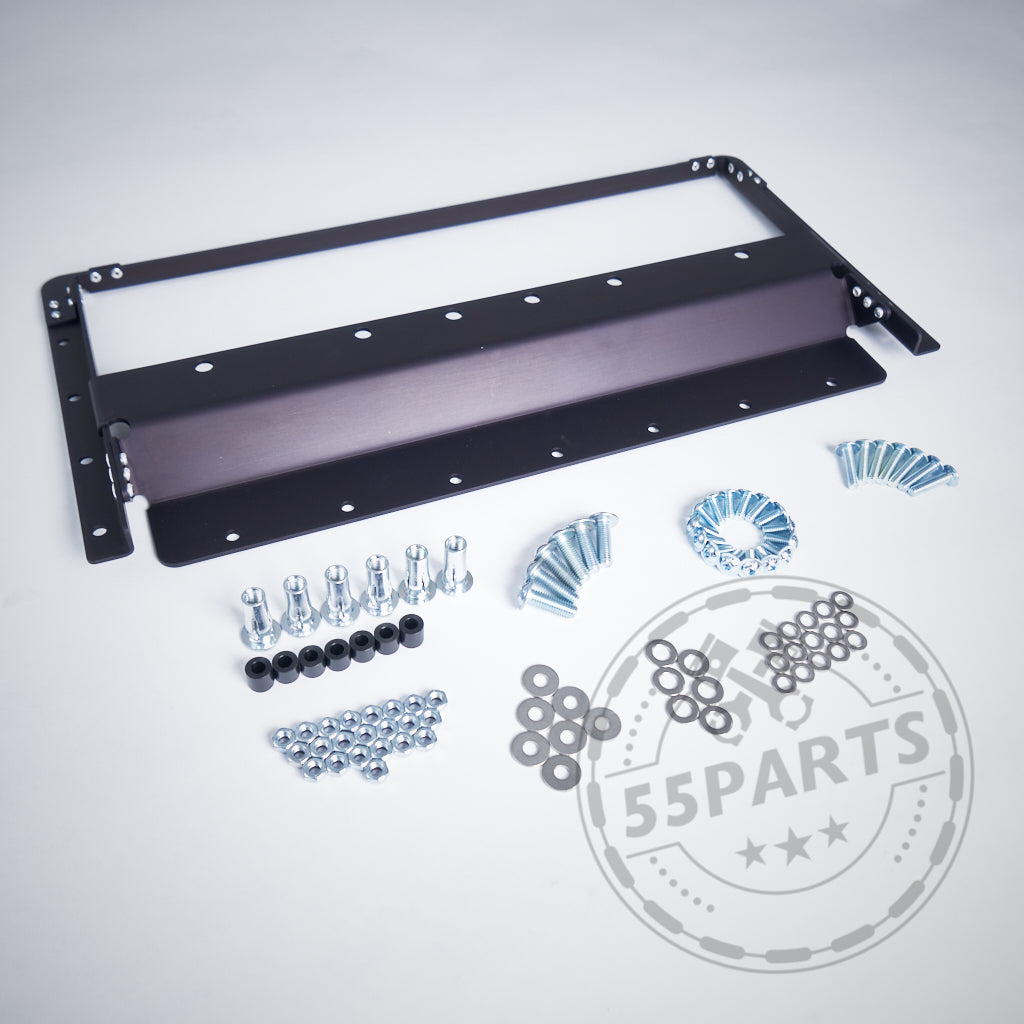 Schwarze Metallhalterung von ATmade mit verschiedenen Schrauben, Unterlegscheiben und Muttern auf weißem Hintergrund – perfekt für 55Parts-Exklusiv: ATmade AirFlow-Upgrade-Installationen.