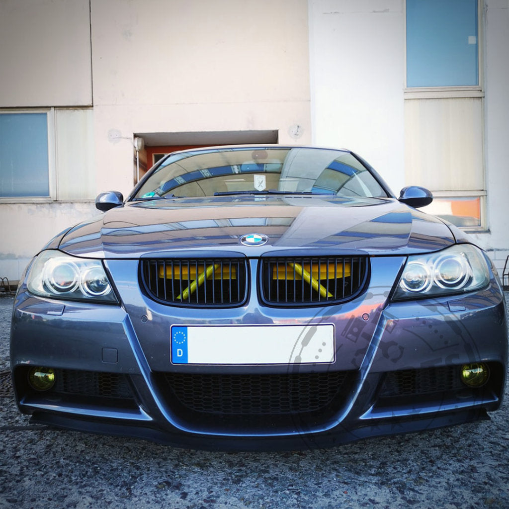 Frontansicht eines grauen BMW 3er mit Bannik Engineering Airscoops, im Freien geparkt, mit gelben Scheinwerfern und europäischem Kennzeichen. Passend für die Modelle E90, E91, E92, E93 (inkl. M3).