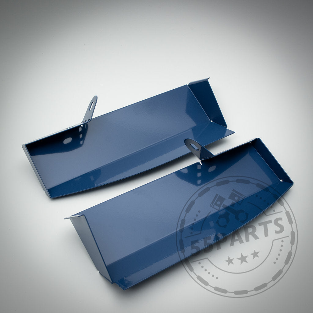 Zwei blaue Airscoops aus Metall von Bannik Engineering passend für BMW E90, E91, E92 und E93 (einschließlich M3) sind auf einer hellgrauen Oberfläche platziert.