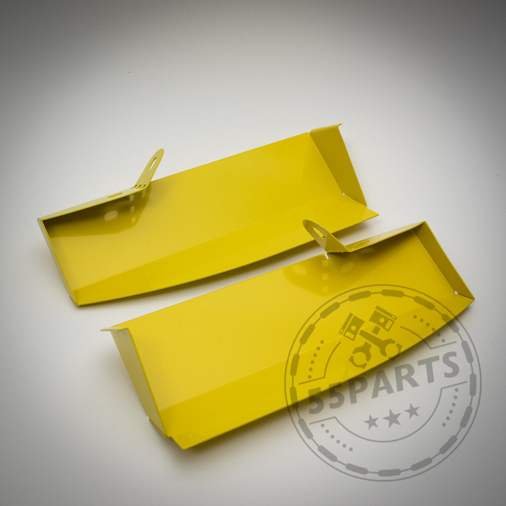 Zwei gelbe Metallhalterungen mit Befestigungslaschen auf einer weißen Oberfläche, mit einem schwachen 55Parts-Wasserzeichen. 55Parts-Exklusiv: Lufthutzen von Bannik Engineering, passend für BMW E90, E91, E92 und E93 3er (einschließlich M3).