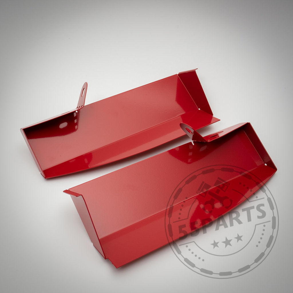 Zwei rote Bannik Engineering-Lufthutzen aus Metall für die 3er-Reihen BMW E90, E91, E92 und E93 (einschließlich M3) mit abgewinkelten Kanten liegen auf einer weißen Oberfläche mit einem schwachen Wasserzeichen von Bannik Engineering.