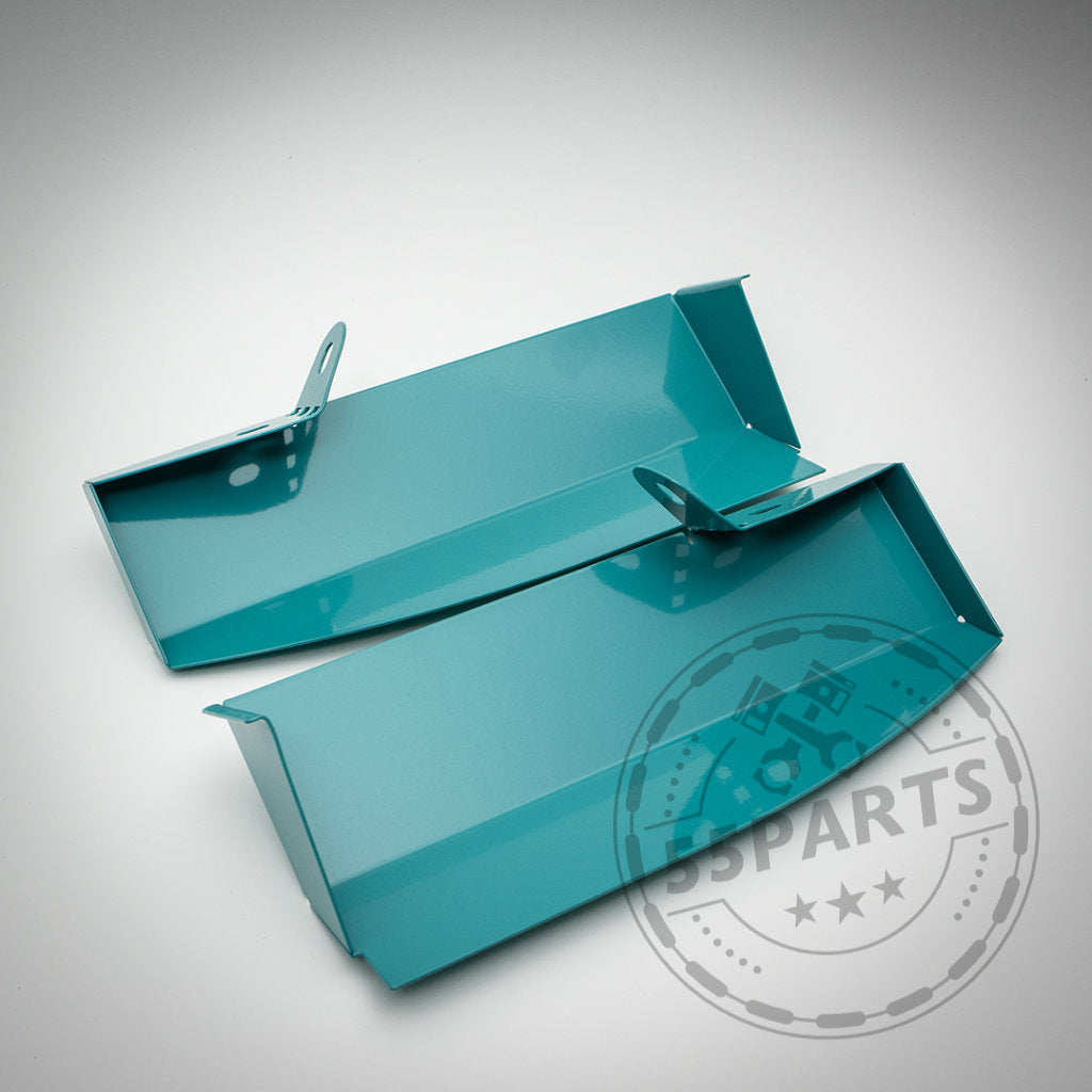 Zwei blaugrüne Metallhalterungen mit Befestigungslaschen, abgebildet auf weißem Hintergrund neben dem J3Parts-Logo. Entwickelt für Bannik Engineering Airscoops, kompatibel mit BMW E90, E91, E92 und E93 3er-Reihe (einschließlich M3).