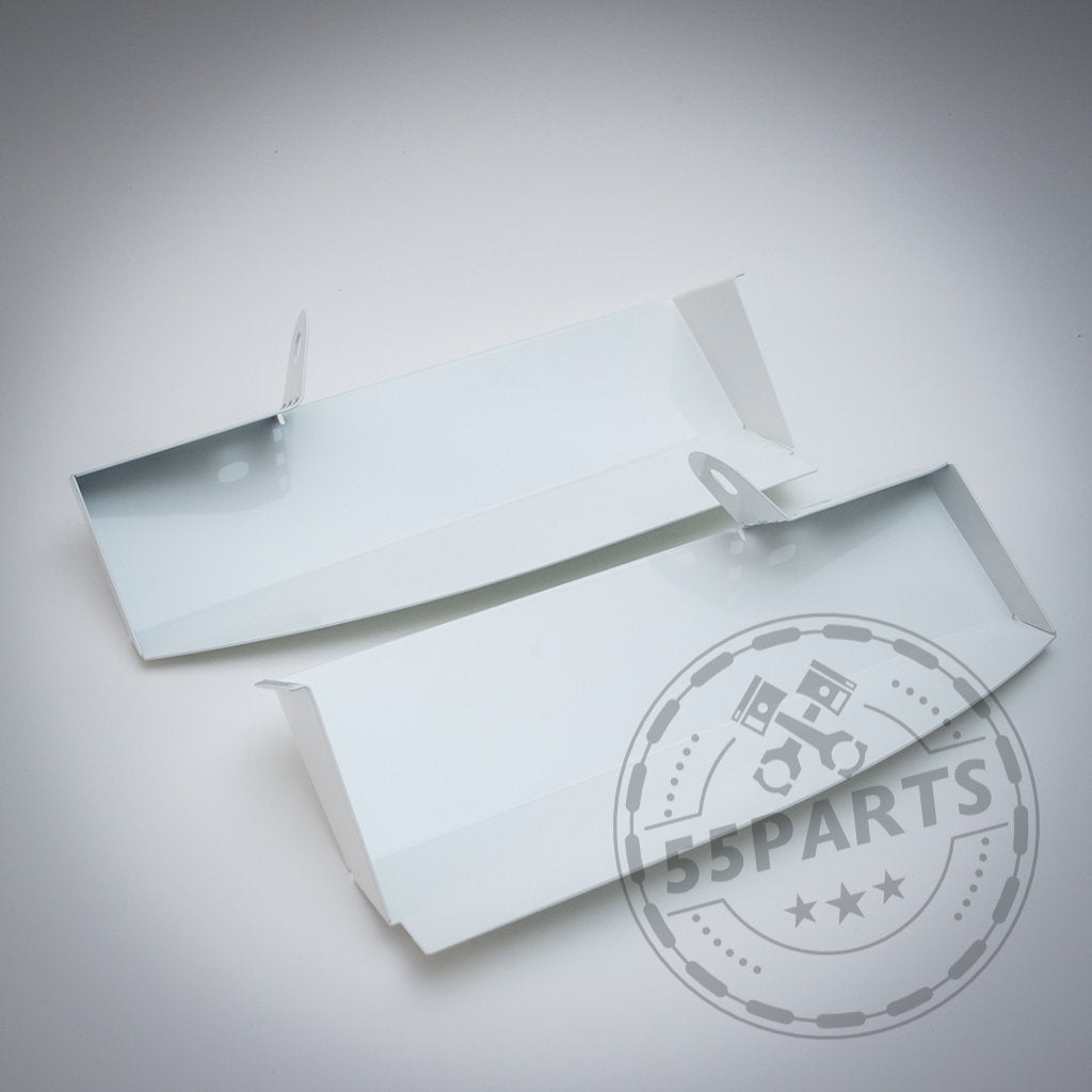 Auf einem schlichten Hintergrund sind zwei weiße Metallhalterungen mit abgewinkelten Kanten und Befestigungslaschen abgebildet, entworfen für Bannik Engineering Airscoops, passend für BMW E90, E91, E92, E93 3er (inkl. M3).