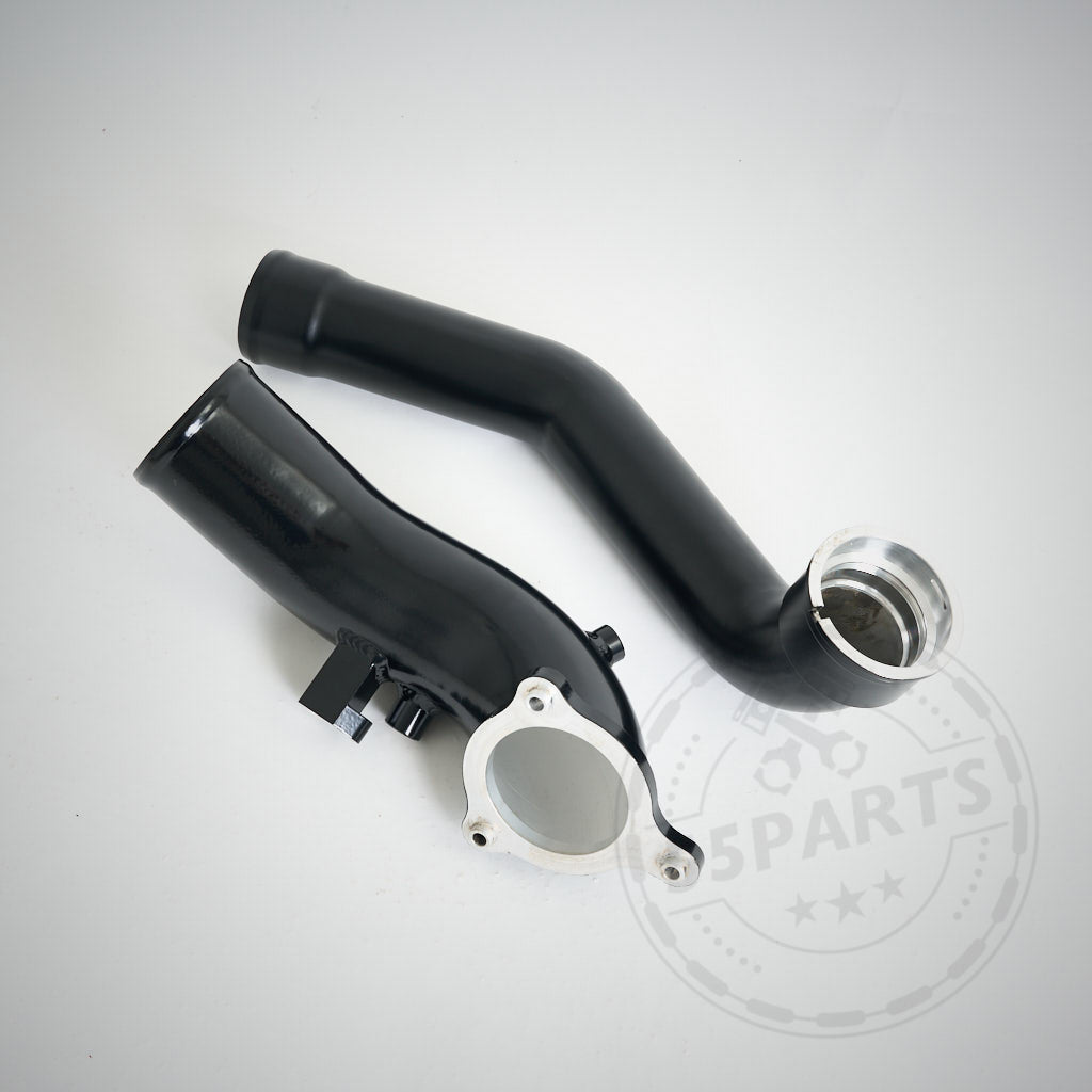 Zwei schwarze 55Parts Aluminium-Chargepipes passend für BMW M140i, M240i, 340i, 440i, 540i, 640i, 740i, X3 und X4 B58 inklusive Gutachten liegen mit Flanschen ideal als FBO Setup oder Ladeluftverrohrung auf hellem Untergrund.