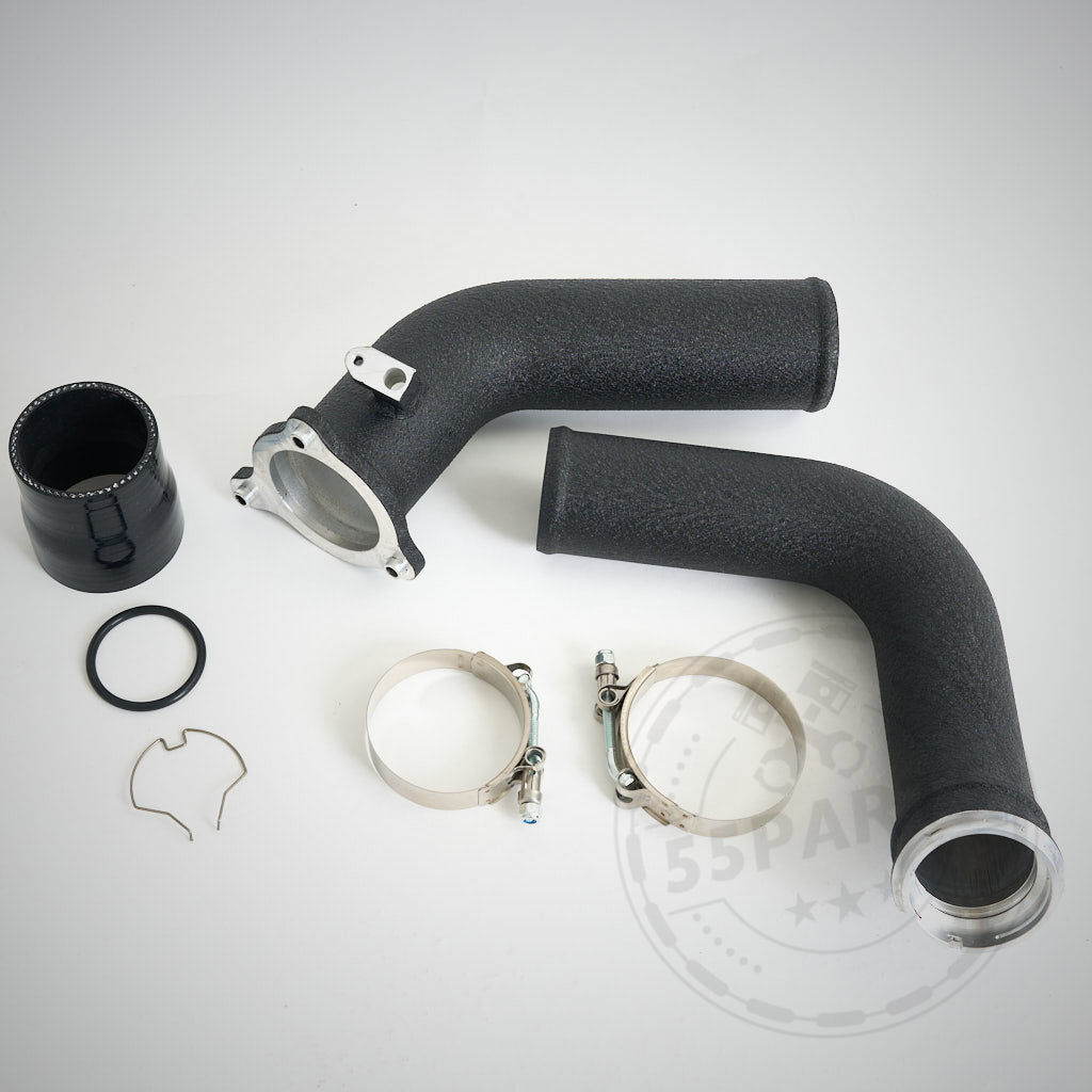 Das Bild zeigt zwei schwarze 55Parts Aluminium Chargepipes passend für BMW B48 Motoren (120i, 125i, 220i, 230i, 320i, 330i, 420i, 430i, X3, X4 F- & G-Serie), mit Schellen, Dichtung, O-Ring & Gummiverbinder. Inklusive Anti-Zerstörungsgarantie.