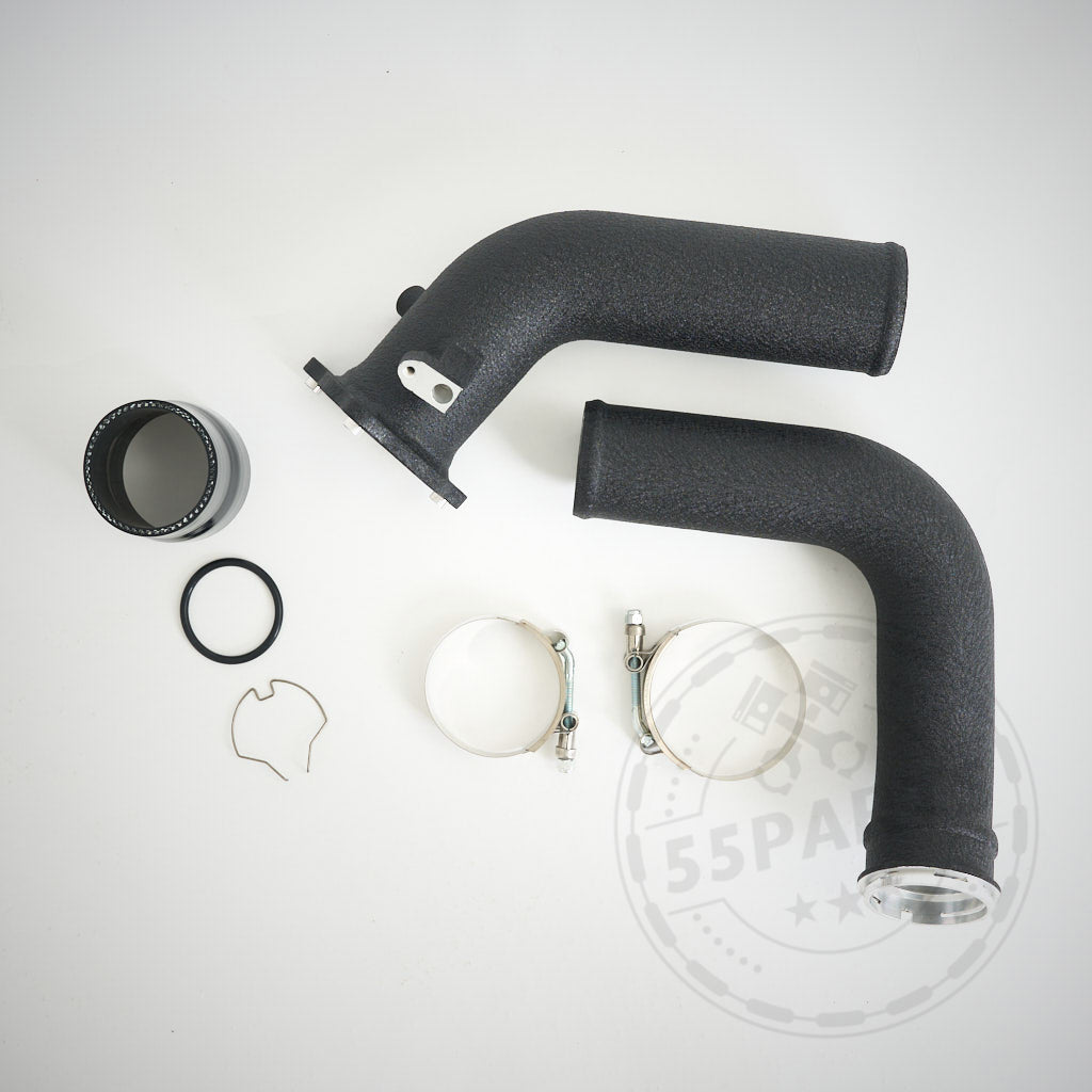Auf weißem Untergrund sind zwei schwarze 55Parts Aluminium Chargepipes passend für BMW B48 Motoren (120i, 125i, 220i, 230i, 320i, etc.) mit Schellen, Dichtung, Gummiring und Metallclips angeordnet.