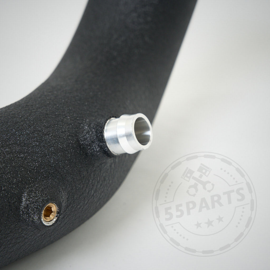Nahaufnahme eines schwarz strukturierten Aluminium-Chargepipe, entworfen passend für BMW 535i, 640i, 740i, X5 und X6 mit N55-Motor; verfügt über eine silberne Armatur und einen Messinganschluss.
