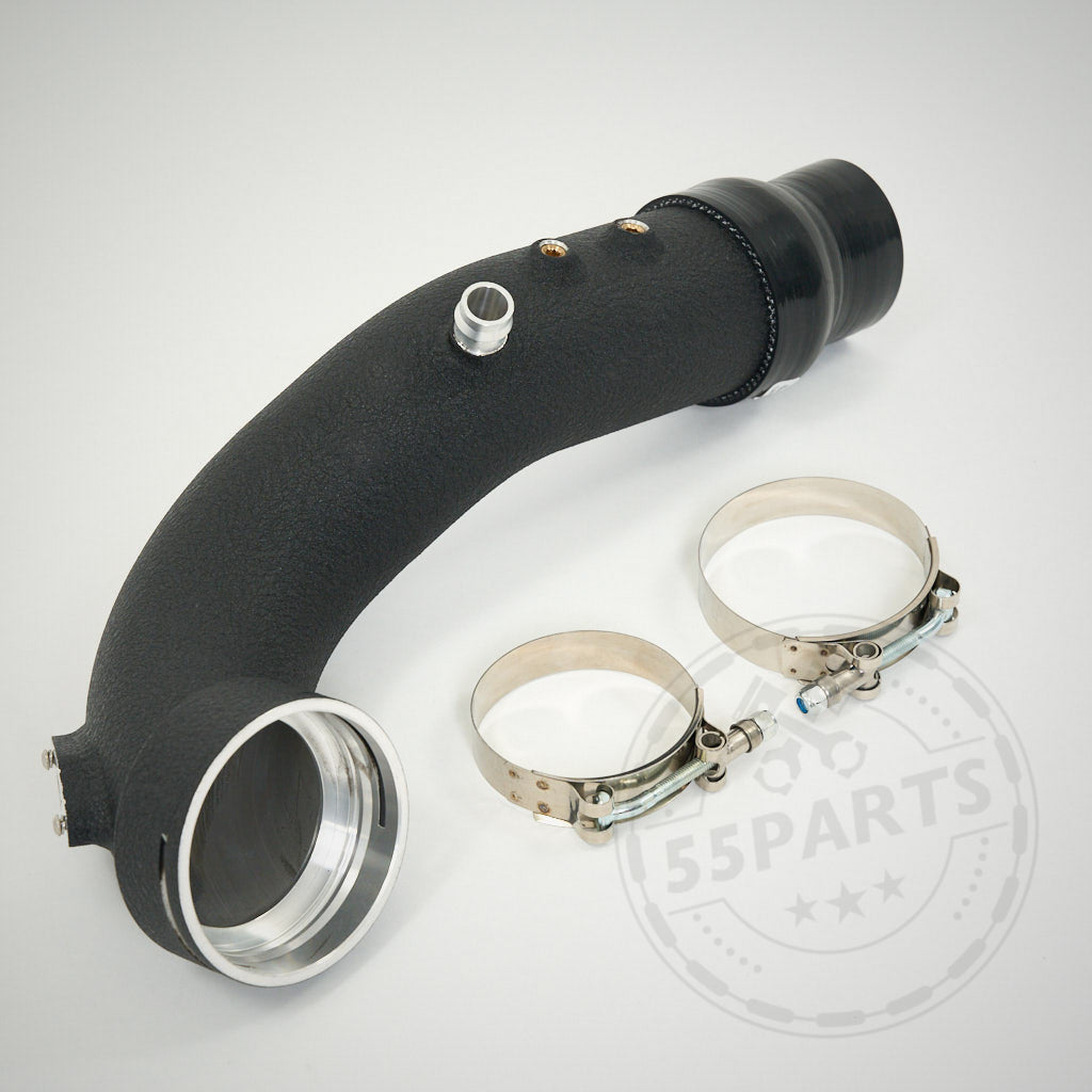 Die Aluminium-Chargepipe, entwickelt passend für BMW 535i, 640i, 740i, X5 und X6 mit N55-Motor, verfügt über eine geschwungene schwarze Bauweise und silberne Klemmen auf hellem Hintergrund.