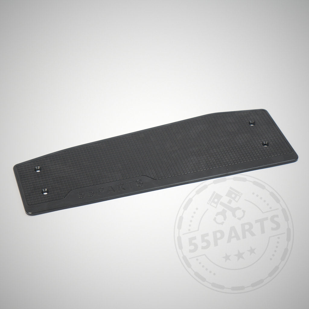 Die 55Parts Spezial-Aluminium-Fußstütze mit 55Parts-Logo, schwarz eloxiert, passt für die Modelle BMW F2x, F3x und F8x – perfekt zur Verschönerung Ihres BMW Fußraums.