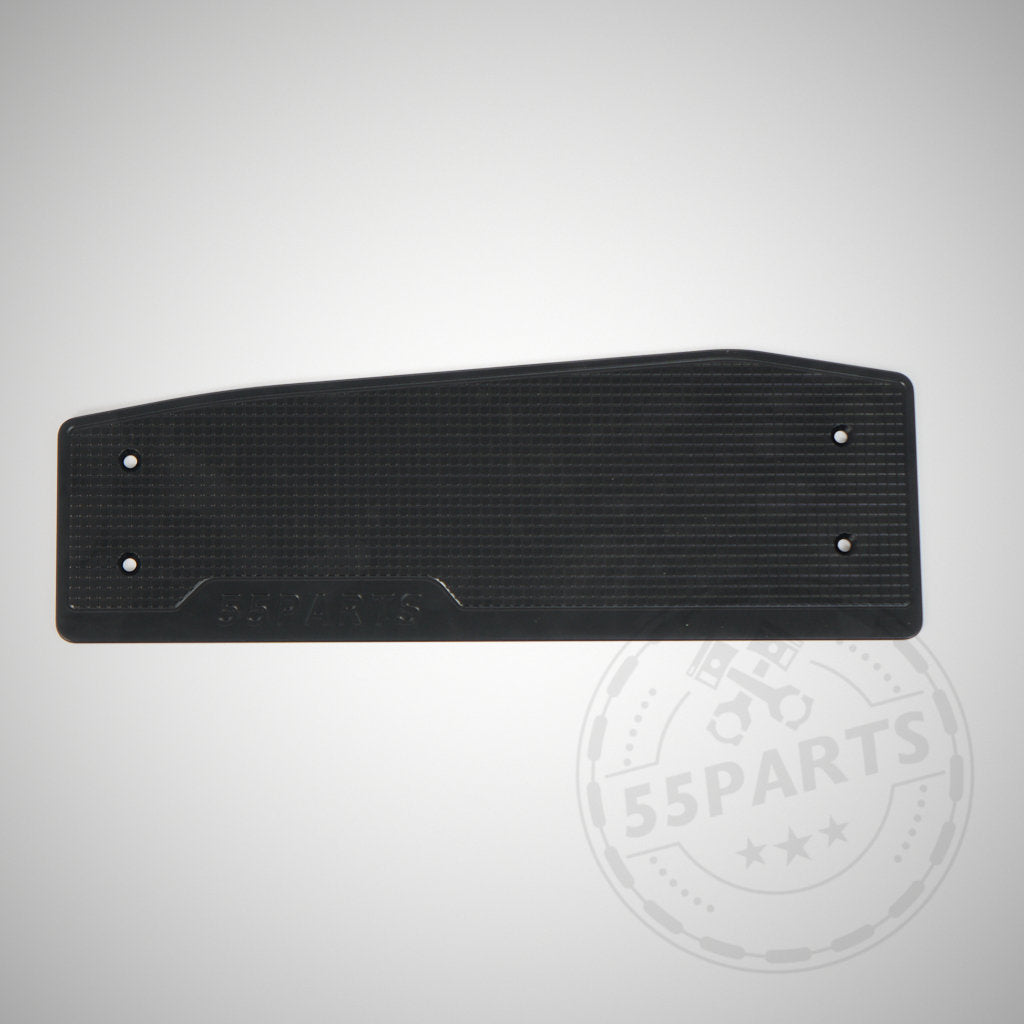 Aluminium Fußstütze mit 55Parts Logo passend für BMW F2x, F3x und F8x Modelle, rechteckig mit vier Schraublöchern, auf hellem Hintergrund im BMW Fußraum-Stil präsentiert.