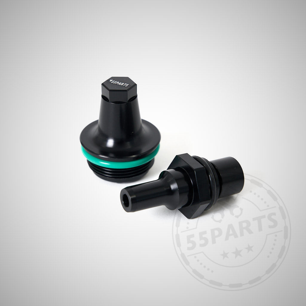 Zwei schwarze 55Parts PCV Kurbelgehäuseentlüftungsventile mit grünen Ringen passend für BMW 135i, 1er M Coupé, 335i(x), Z4 35iS N54 sind auf einem hellgrauen Hintergrund mit einem schwachen Logo abgebildet.