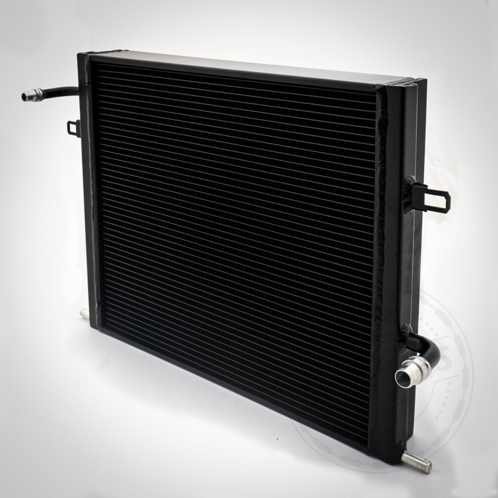 55Parts Upgrade Kühlmittelkühler, ein schwarzer Wasserkühler mit horizontalen Lamellen und seitlichen Anschlüssen für den Ladeluftkreislauf von BMW F2x/F3x 18-40i B48/B58 Motoren, inklusive Gutachten, vor weißem Hintergrund.