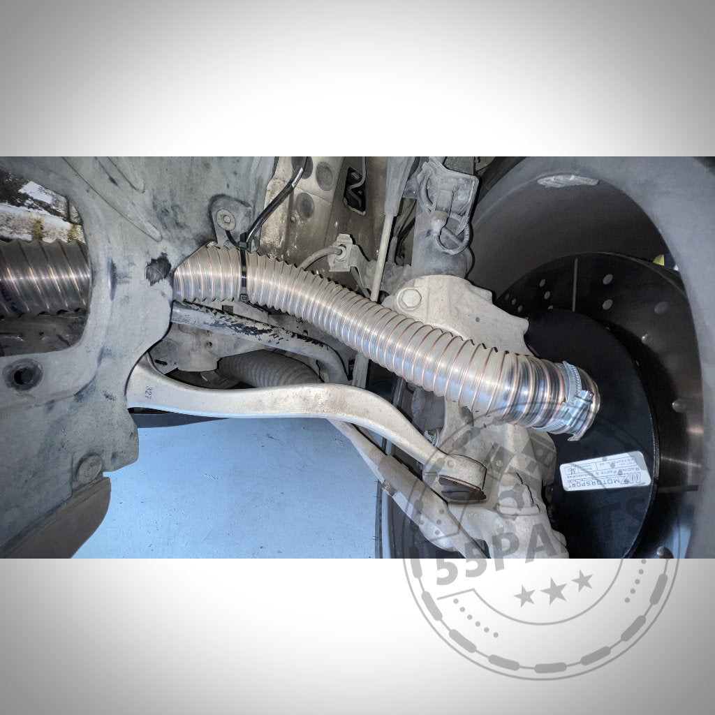 Nahaufnahme des Radkastens eines Autos mit dem 55Parts Exclusive Bremsbelüftungsset für den BMW 2er F22 mit M-Paket (einschließlich M235i, M240i), das die verbesserte Bremskühlung für die Leistung auf der Rennstrecke hervorhebt.