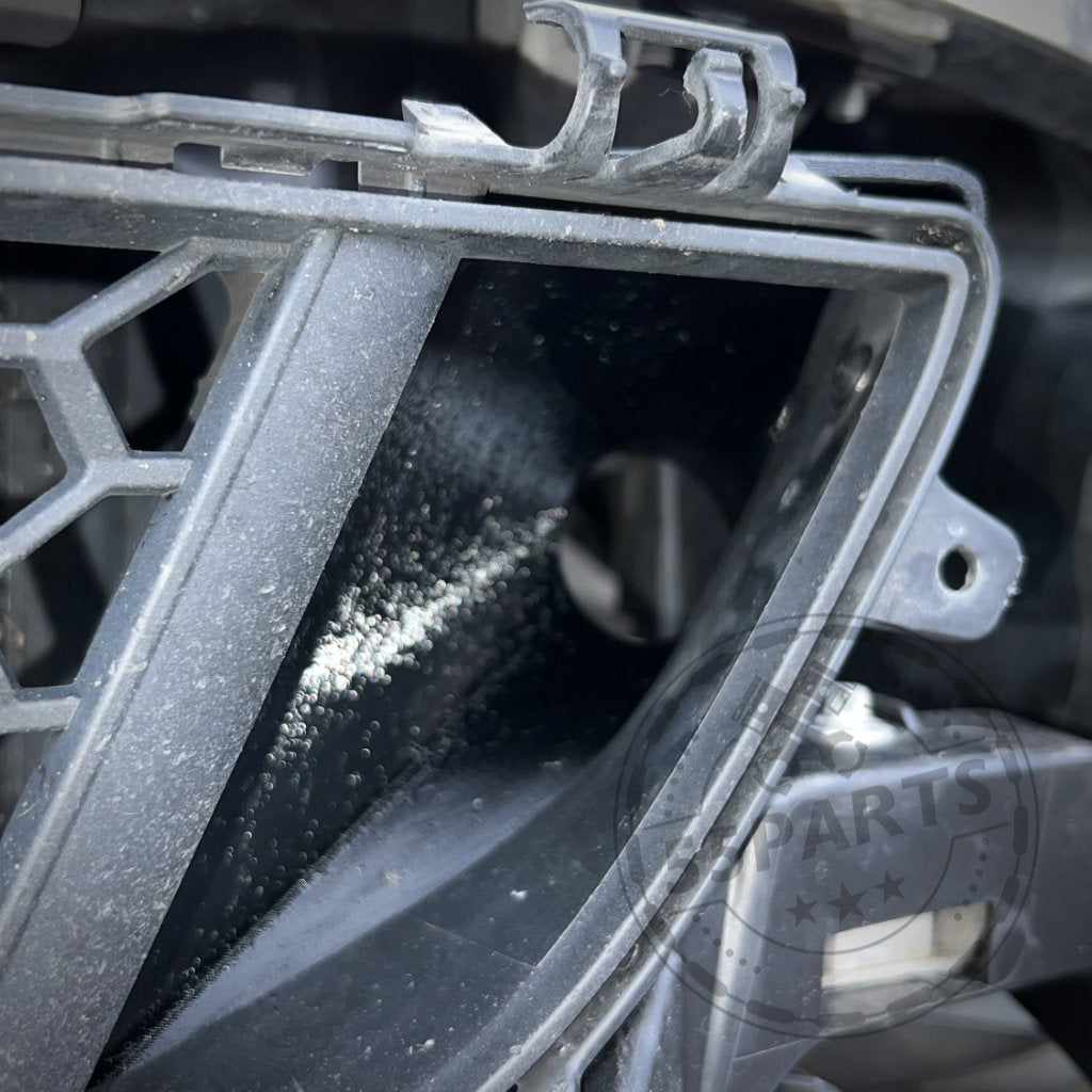 Nahaufnahme des 55Parts Exclusive Bremsbelüftungssets für den BMW 2er F22 mit M-Paket (inkl. M235i, M240i) mit strukturiertem Netzdesign und runder Entlüftung – perfekt für Leistungssteigerungen.