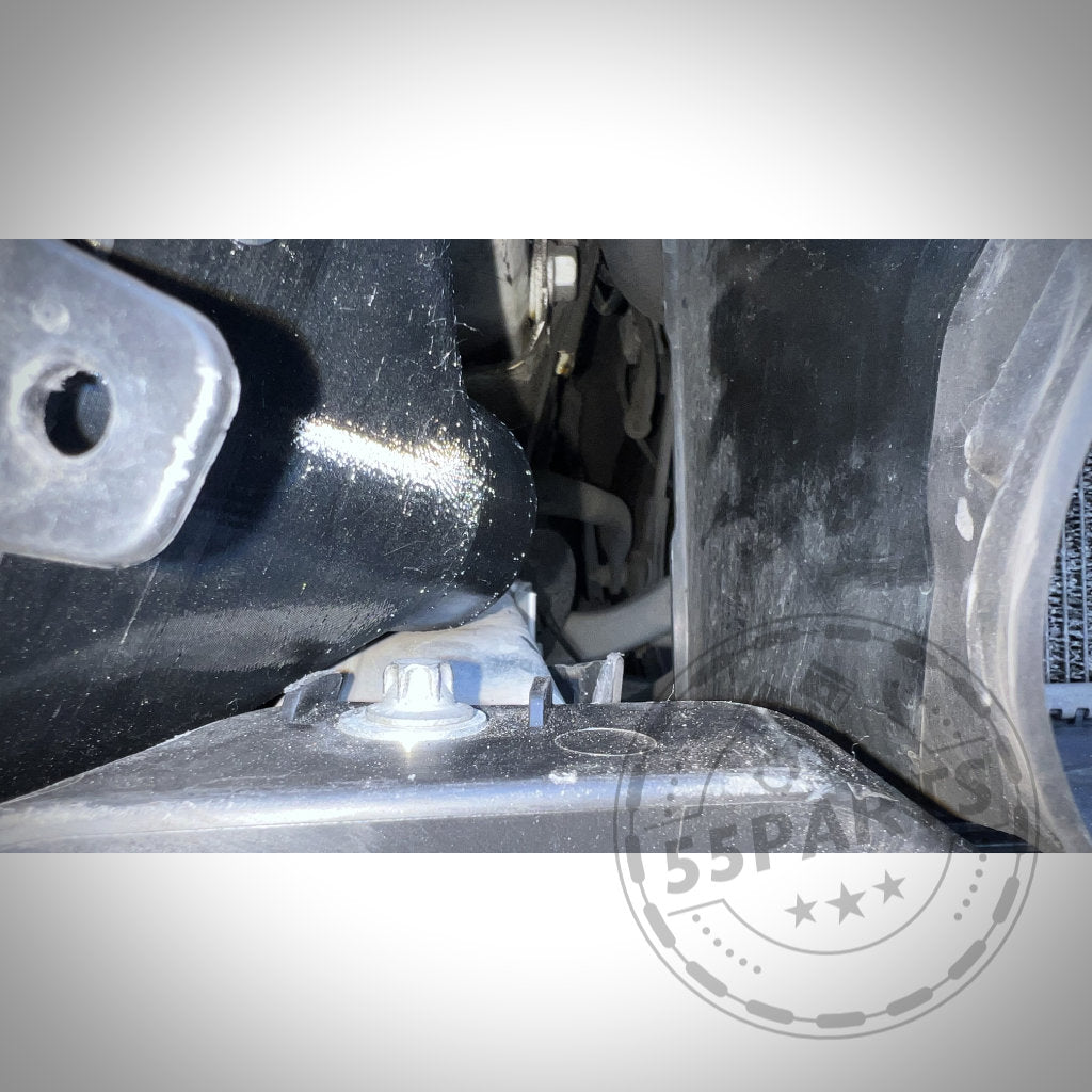 Nahaufnahme eines Automotorraums mit Metallteilen und Schrauben, mit dem exklusiven Bremsbelüftungsset für den BMW 2er F22 mit M-Paket, das die verbesserte Leistung hervorhebt.