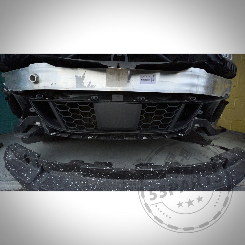 Eine Autostoßstange wurde entfernt, um die Frontstruktur eines BMW freizugeben – ideal für Leistungssteigerungen wie das 55Parts Exclusive Bremsbelüftungsset für den 2er F22 mit M-Paket (z. B. M235i, M240i), perfekt für eine rennstreckentaugliche Bremskühlung.