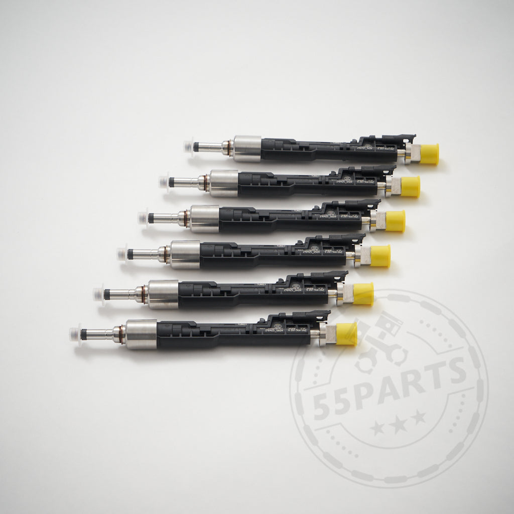 Auf weißem Untergrund sind sechs identische schwarz-silberne 55Parts Upgrade (M5) Injektoren Einspritzdüsen ab 700PS passend für BMW M2 Competition, M3, M4 S55 aufgereiht, jeweils mit gelben Kappen.