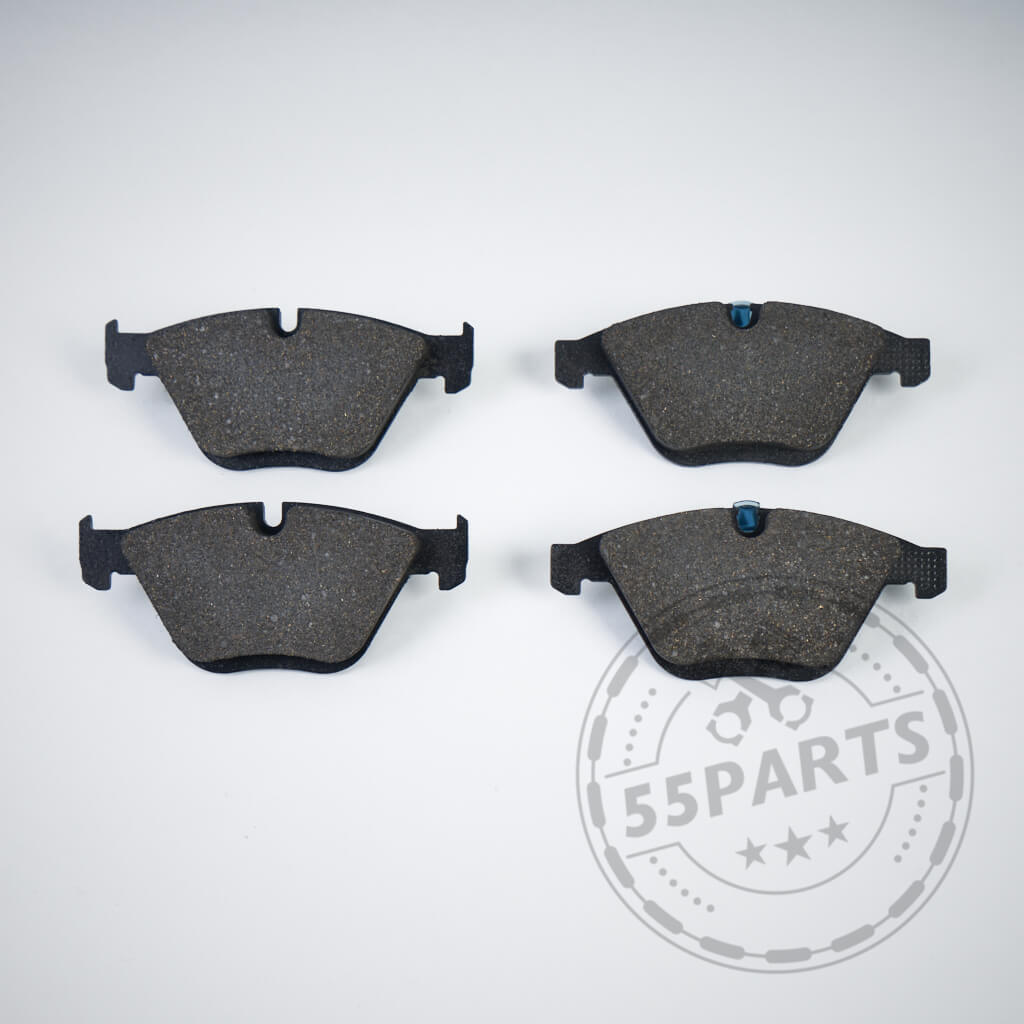 Vier schwarze Ferodo Bremsbeläge passend für BMW 1er E82 E8x 135i (6- und 4-Kolben Sattel) in zwei Reihen auf weißem Hintergrund angeordnet, ideal für den Einsatz auf der Rennstrecke.