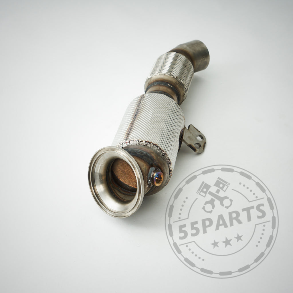 Ein HJS ECE-Downpipe B58 passend für BMW M140i, 340i, 440i, 540i, 640i und 740i F- und G-Serie OPF- und Nicht-OPF-Modelle – abgebildet mit einem Hitzeschild auf weißem Hintergrund mit einem 55Parts-Logo – perfekt für Leistungssteigerungen oder als Ersatz.