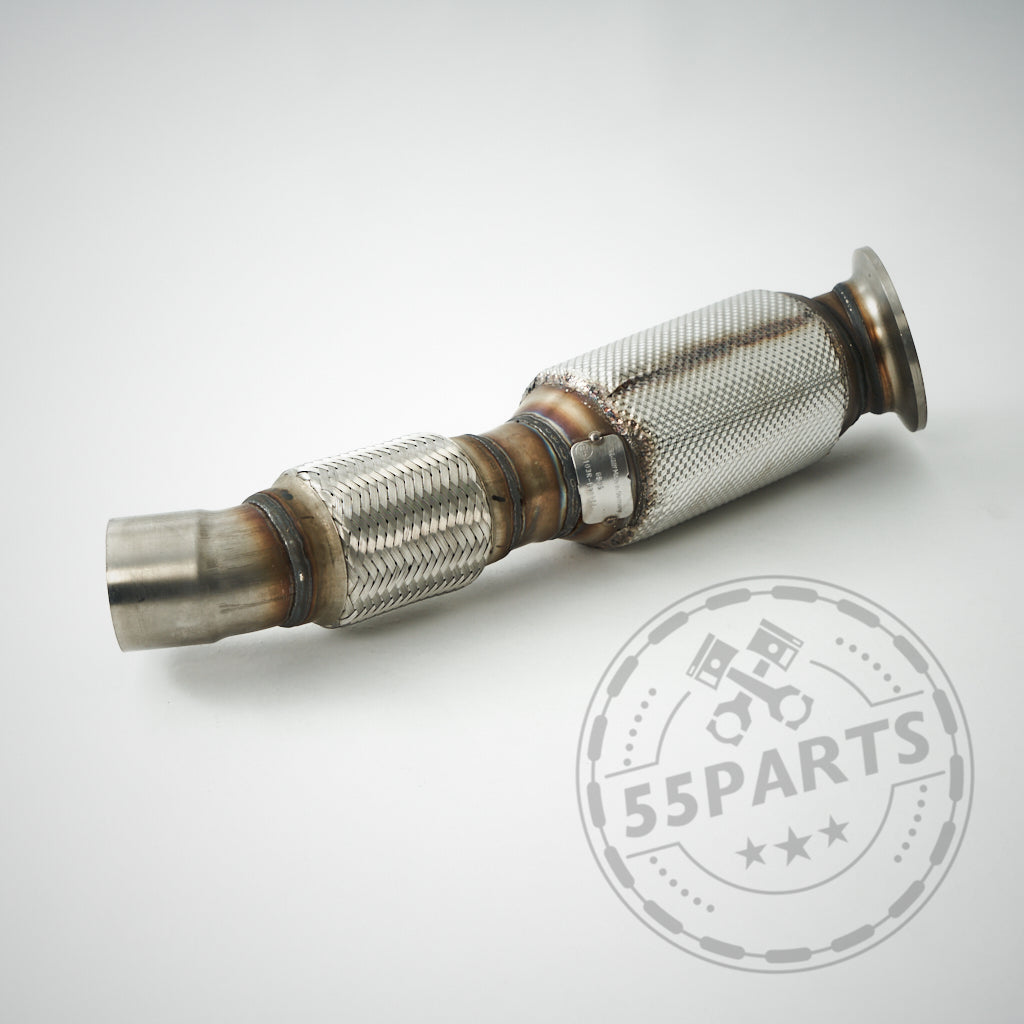 HJS ECE-Downpipe B58 passend für BMW M140i, 340i, 440i, 540i, 640i, 740i (F/G-Serie OPF & NON OPF) von HJS auf schlichtem Hintergrund mit sichtbaren Gitterabschnitten. 55Parts-Logo in der Ecke.