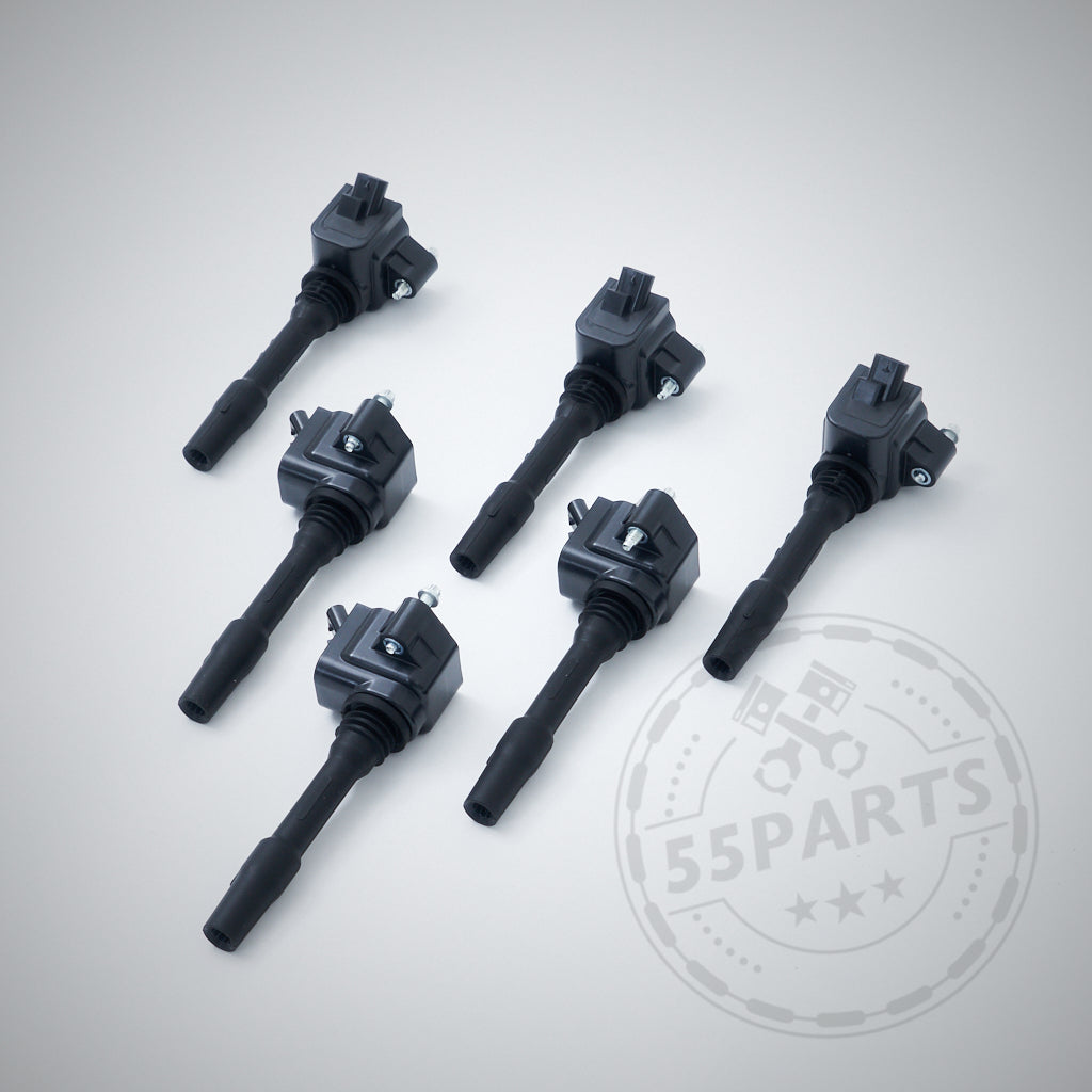 Sechs schwarze 55Parts Zündspulen passend für BMW F- und G-Serie Fahrzeuge mit B38, B46, B48, B58 und S58 Motor auf einer hellgrauen Fläche, dezent mit 55Parts Wasserzeichen.