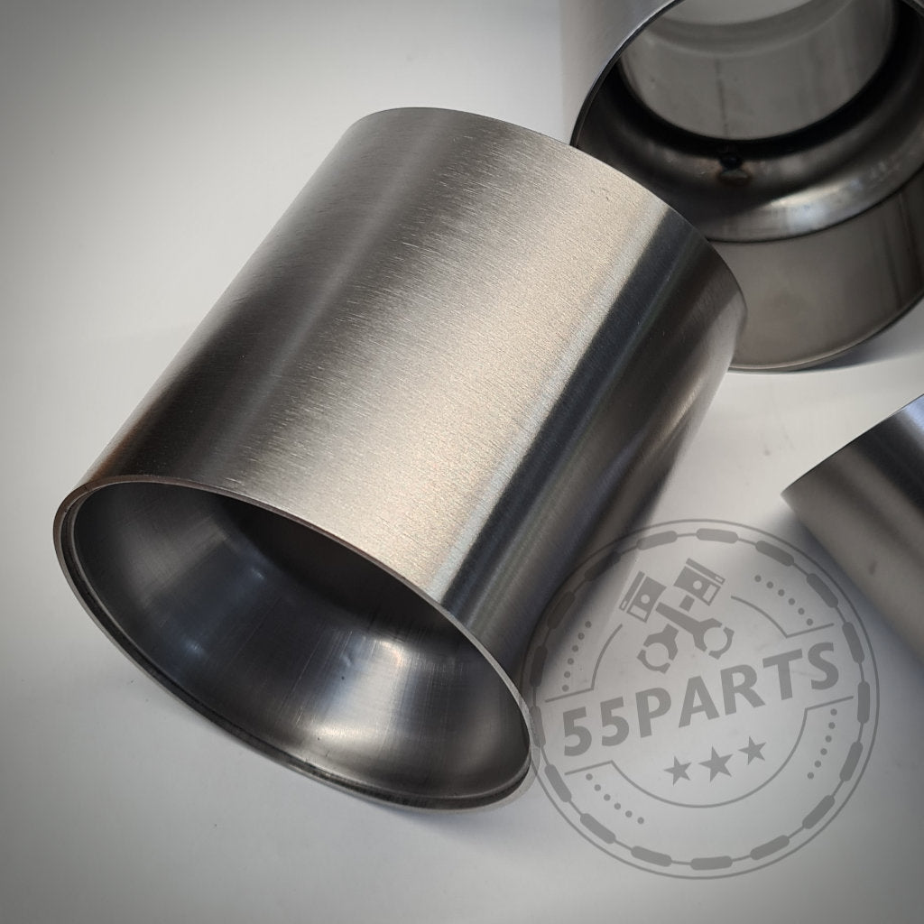 Ein zylindrisches Teil aus gebürstetem Edelstahl, die 55Parts Spezial-Endrohrblenden passend für BMW M2(c), M3 und M4 F8x, werden auf einer weißen Oberfläche angezeigt, wobei das 55Parts-Logo teilweise sichtbar ist.