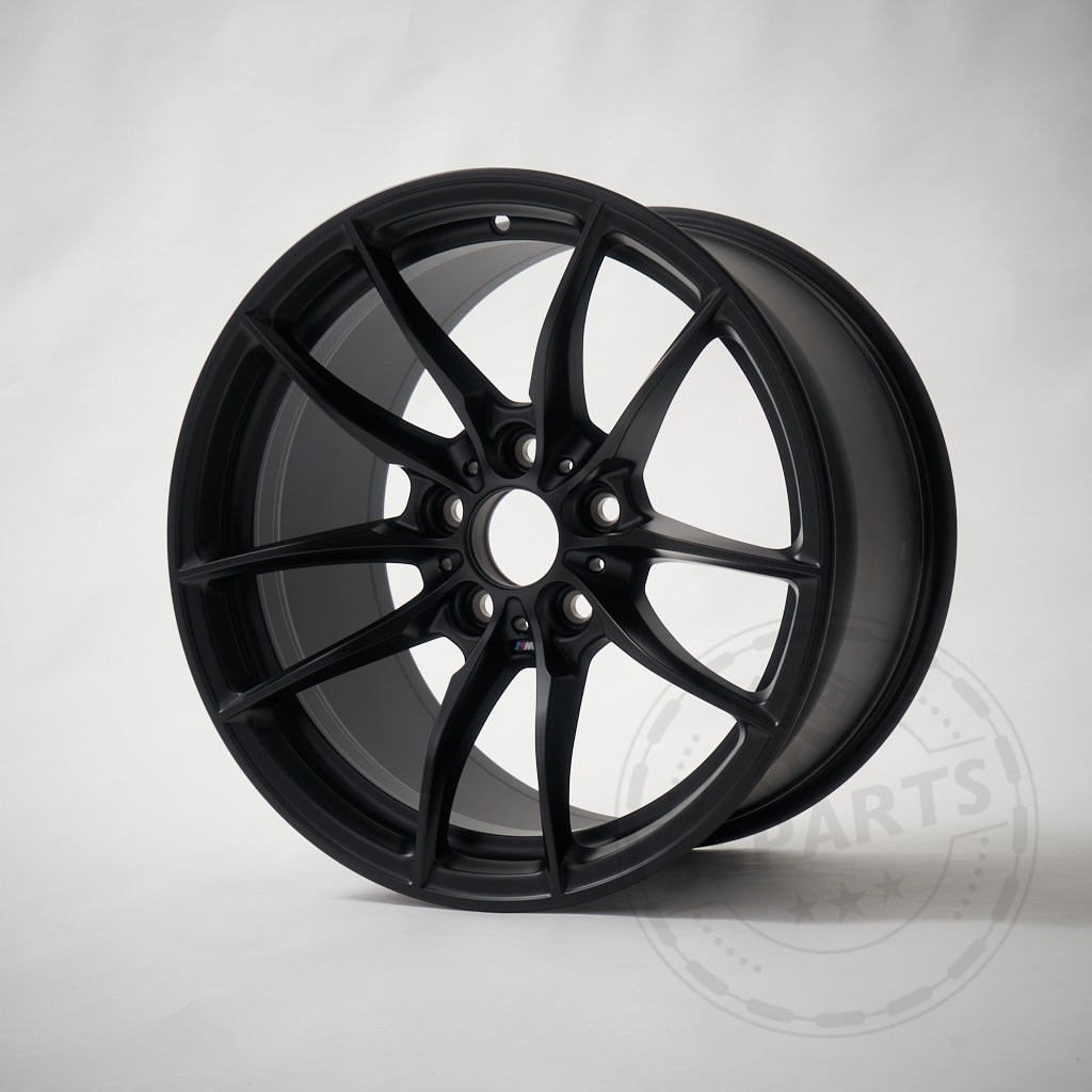 Die BMW Motorsport M2 CS Racing Felge 10,5x18 ET46 5x120, eine mattschwarze Mehrspeichenfelge, inspiriert von BMW Motorsport und auf dem M2 CS Racing zu sehen, abgebildet vor einem schlichten hellen Hintergrund.