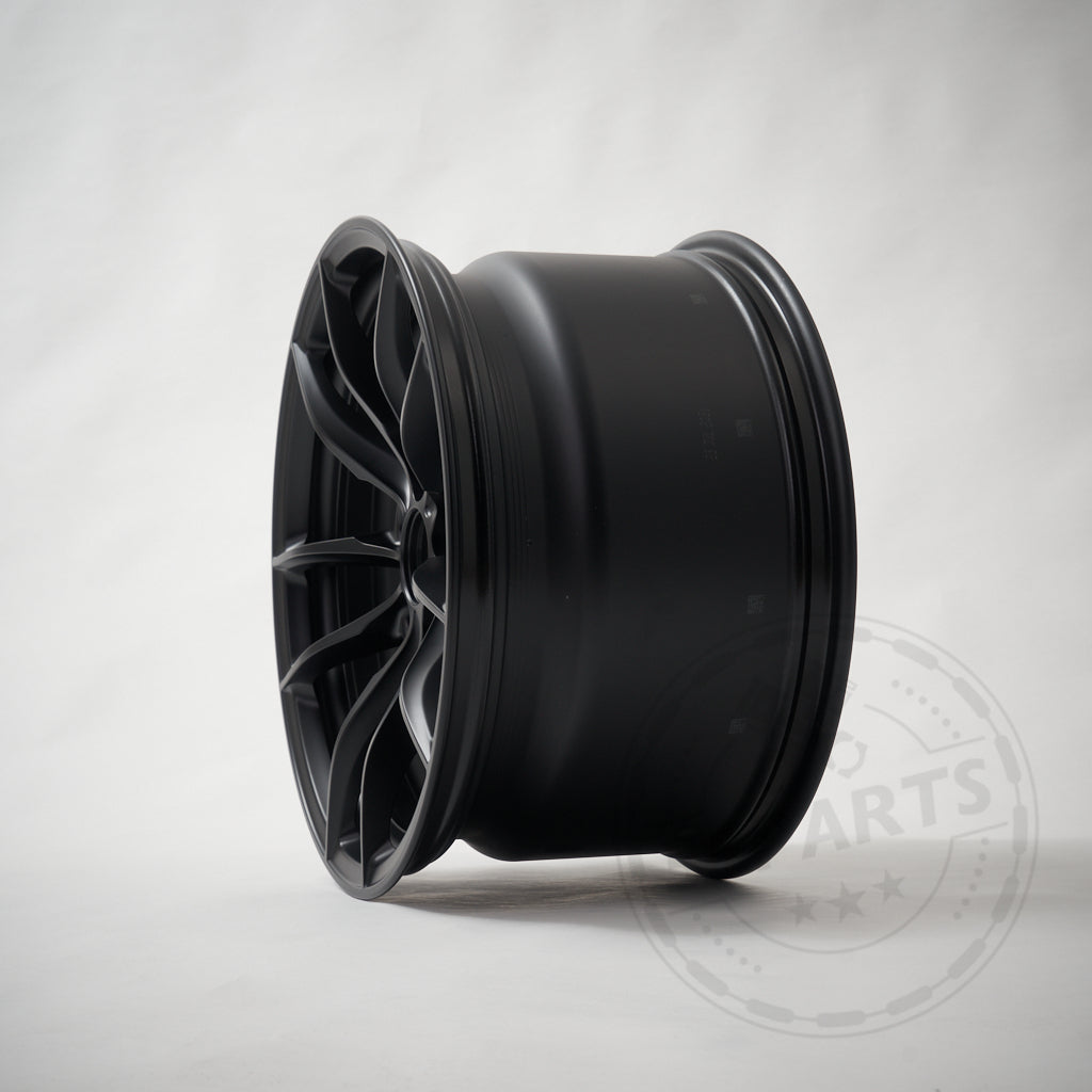 Auf hellgrauem Untergrund ist die schwarze Alufelge BMW Motorsport M2 CS Racing, 10,5x18 ET46 5x120 Mehrspeichendesign abgebildet.