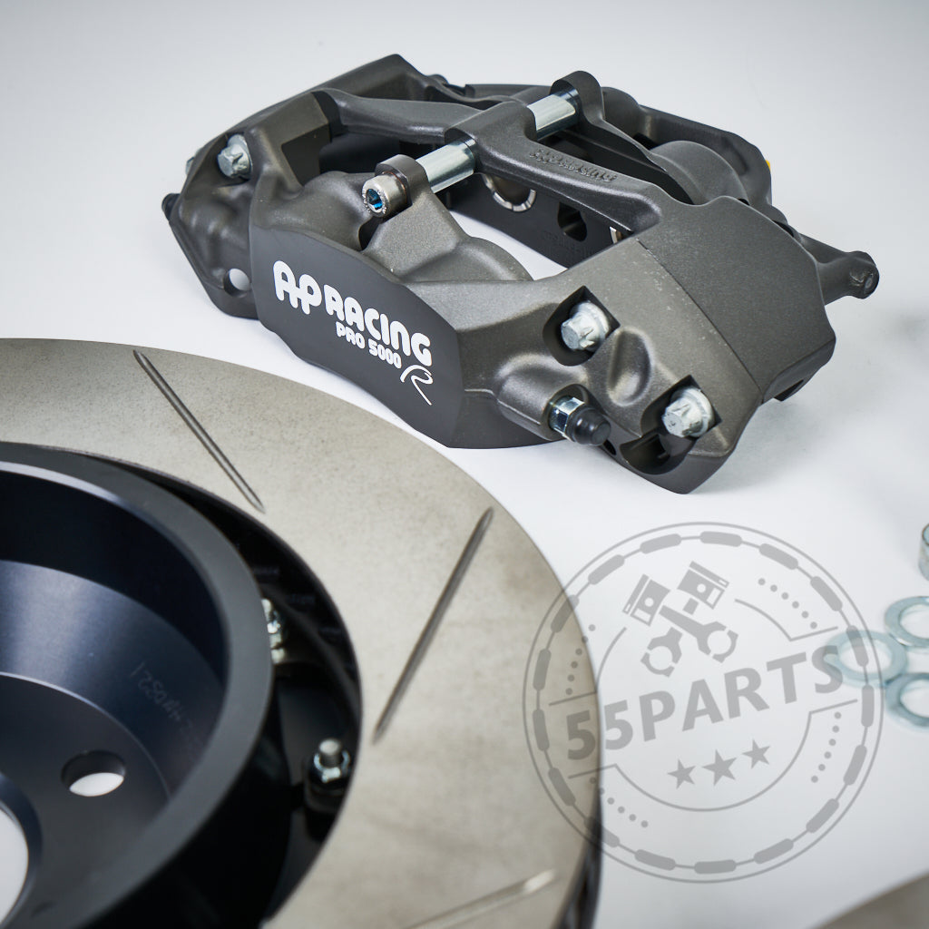 Nahaufnahme des 55Parts Special AP Racing CP9449 Big Brake Kit passend für BMW M Modelle E-/F-Serie, mit originalen AP Racing Scheiben, ideal für alle, die eine überlegene Leistung gegenüber Serienbremsen suchen – perfekt für die Rennstrecke.