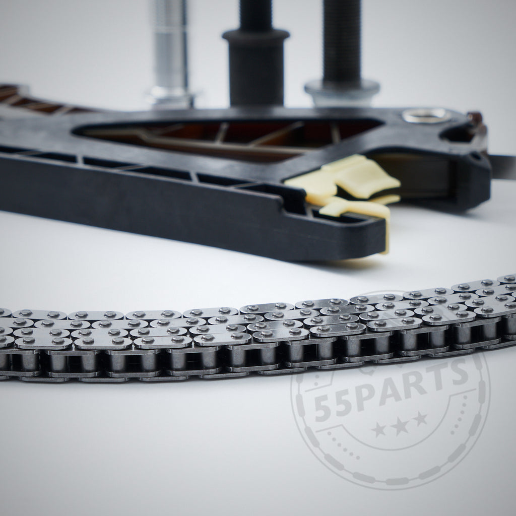 Nahaufnahme des 55Parts Exclusive-Einbausets zur Befestigung einteiliger Kurbelwellennaben, konzipiert für die Motoren BMW M2 Competition, M3 und M4 S55, mit Autoteilen und unscharfer Kurbelwellennabe im Hintergrund.