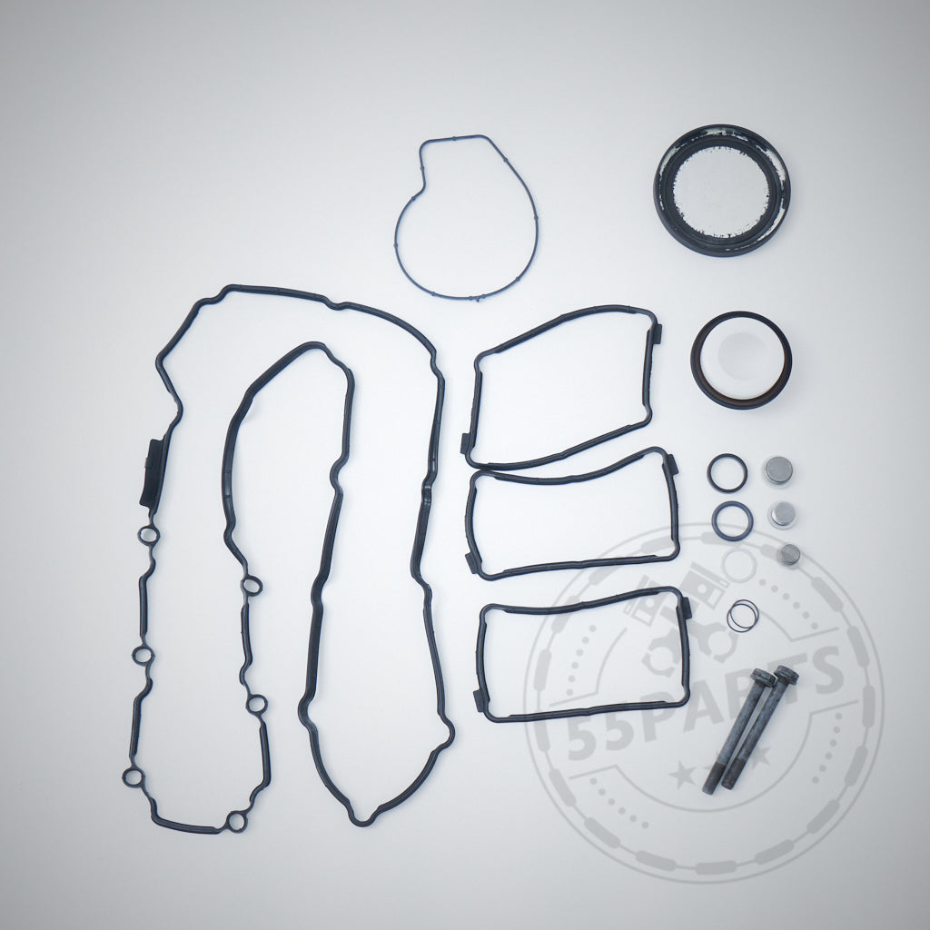 55Parts Exclusive Einbauset für einteiligen Crank Hub Fix/Kurbelwellensicherung, passend für BMW M2 Competition, M3, M4 S55-Motor, mit Dichtungen und Befestigungen auf hellem grauen Hintergrund ausgelegt.