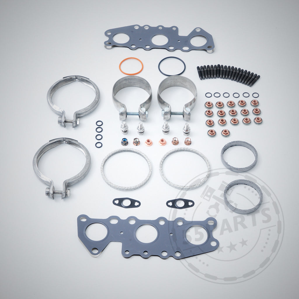 55Partss Turbolader-Einbauset passend für BMW F80, F82, F87 M2c, M3, M4 S55 mit verschiedenen Autodichtungen und -teilen, übersichtlich auf hellem Hintergrund angeordnet.