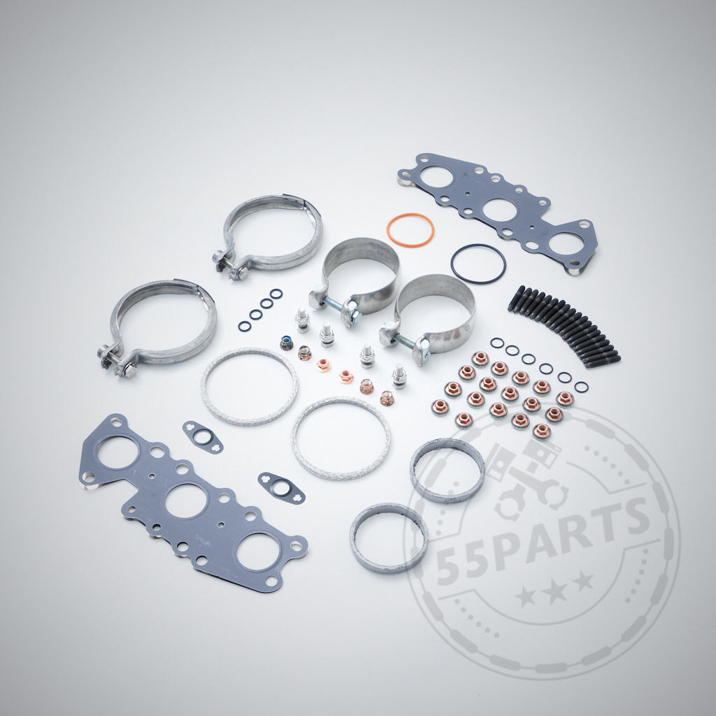Das 55Parts Turbolader-Einbauset passend für BMW F80, F82, F87 M2C, M3, M4 S55 enthält Dichtungen, Schellen, O-Ringe, Schrauben und Unterlegscheiben für Motorwartung oder Turboladerwechsel auf hellgrauem Hintergrund.