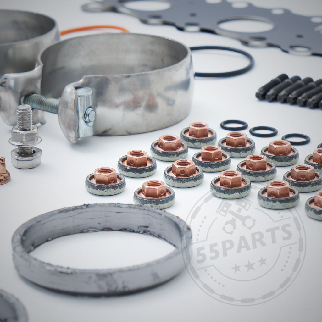 Verschiedene Turbolader-Einbauset-Teile und Befestigungselemente passend für BMW F80, F82, F87 M2c, M3, M4 S55, einschließlich eines Abgaskrümmers, angeordnet auf einer weißen Oberfläche mit einem 55Parts-Wasserzeichen.