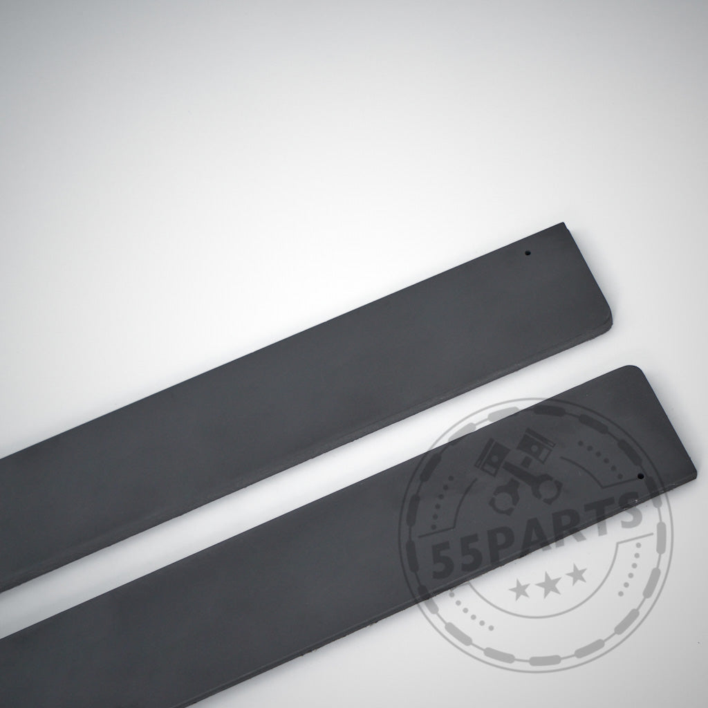 Auf hellem Untergrund sind zwei Seitenschweller Kunststoff PE Mattschwarz, passend für BMW F87 M2, M2 Competition und M2 CS, abgebildet.