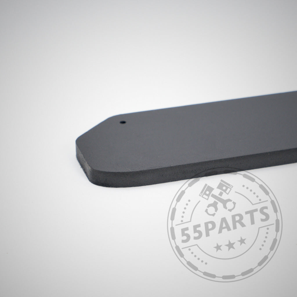 Mattschwarze Seitenschweller aus Kunststoff PE passend für BMW F87 M2, M2 Competition und M2 CS, abgebildet mit abgewinkeltem Ende und kleinem Loch auf weißem Hintergrund. Mit Wasserzeichen des 55Parts-Logos.