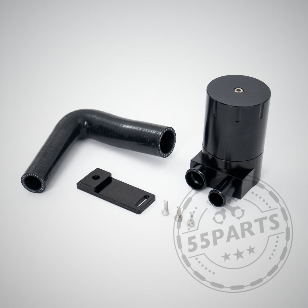 Der spezielle Ölauffangbehälter passend für BMW F8x M2C, M2CS, M3 und M4 S55 umfasst Schlauch, Halterung, Schrauben und zeigt das 55Parts-Logo auf hellgrauem Hintergrund – ideal, um das Eindringen von Verunreinigungen in den Motor zu verhindern.