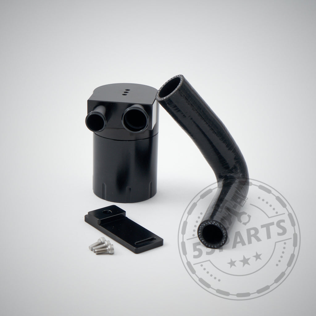 55Parts Spezial-Ölauffangbehälter passend für BMW F8x M2C M2CS M3 M4 S55, inkl. Schlauch, Halterung und Schrauben für PCV-System, abgebildet auf hellgrauem Hintergrund.