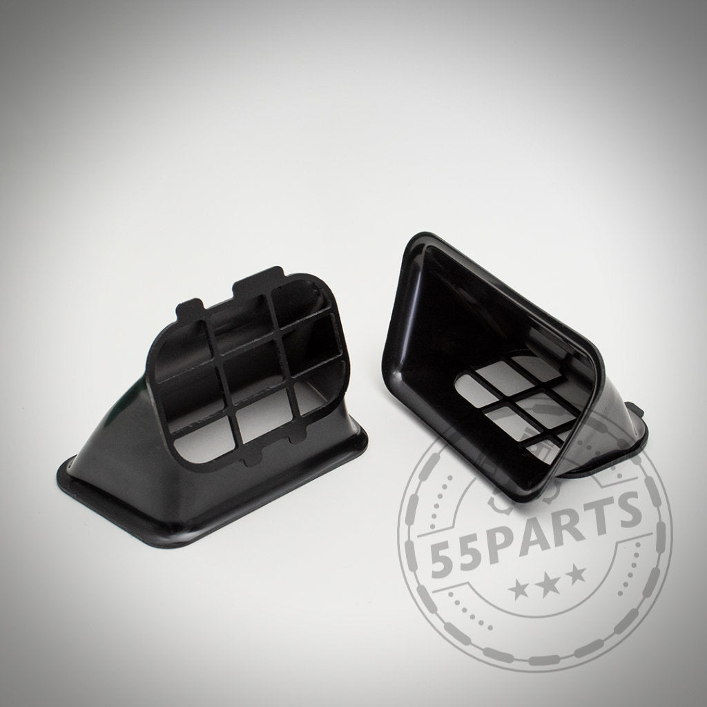 Zwei schwarze 55Parts Exclusive Air Scoop/Ram Air Intakes für die meisten Modelle der BMW F-Serie (inklusive Gutachten) werden auf einer weißen Oberfläche mit einem schwachen 55Parts-Wasserzeichen angezeigt – das ideale Außenzubehör passend für BMW-Fans.