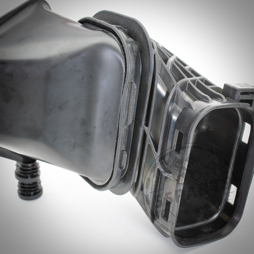 Nahaufnahme des 55Parts Exclusive Air Scoop / Ram Air Intake, einem schwarzen Kunststoff-Zubehörteil mit geriffelten Details und rechteckiger Öffnung, passend für die meisten BMW F-Serie Modelle. Inklusive Gutachten!.