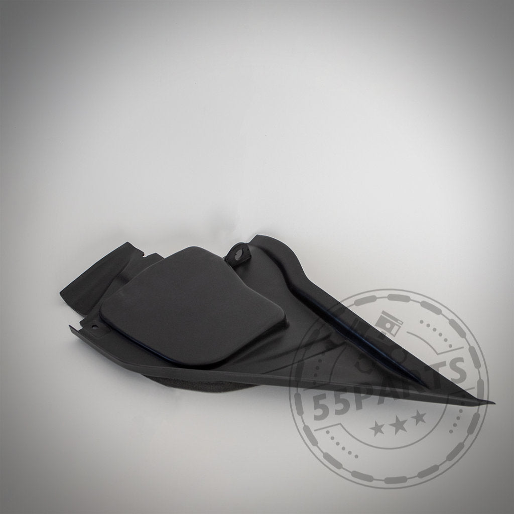 Das 55Parts Exclusive Bannik Engineering Mikrofiltergehäuse-Unterteil (schwarzer Rand) passend für BMW E8x/E9x 1er & 3er, entwickelt für verbesserte Wärmeableitung, abgebildet auf einem hellgrauen Hintergrund mit schwachem kreisförmigen Wasserzeichen.