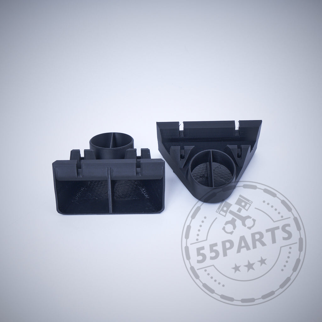 Zwei schwarze Kunststoffteile aus dem 55Parts Exclusive Universal-Bremsbelüftungsset für Querlenker, abgestimmt auf BMW-Modelle, mit runden und eckigen Öffnungen, abgebildet auf hellem Hintergrund.