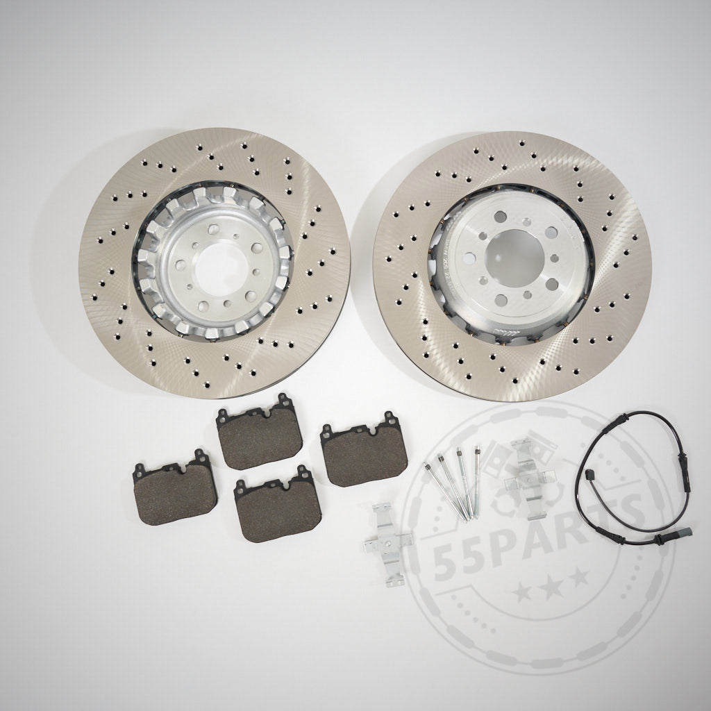 Das 55Parts Special Bremsen (Upgrade) Set Vorderachse für blaue Bremsen F8x M2, M3, M4 umfasst zwei gebohrte Rotoren, vier Bremsbeläge, Schrauben, Clips und ein Sensorkabel – perfekt passend für BMW-Enthusiasten, die auf der Strecke nach höchster Bremsleistung suchen.