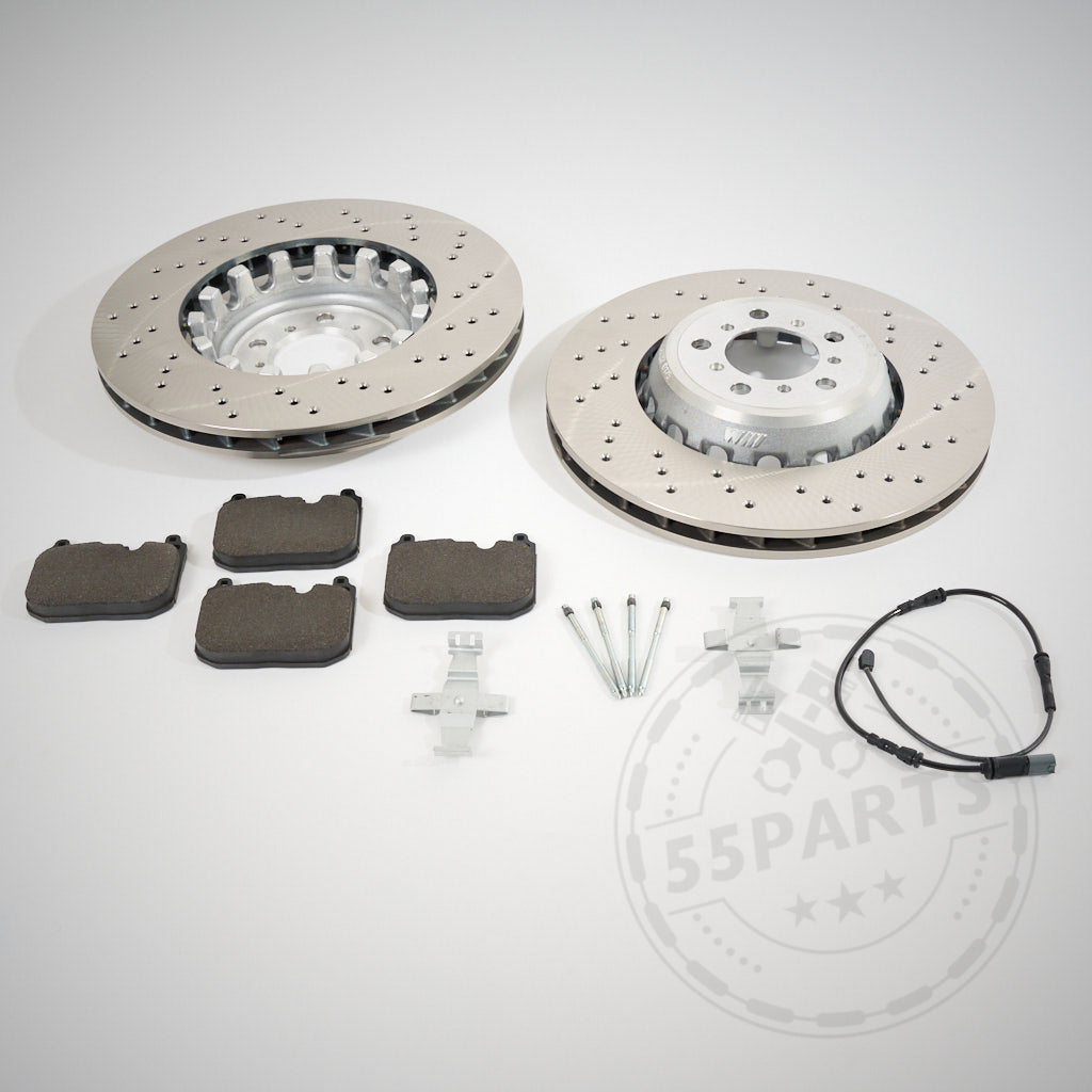 Das 55Parts Special Bremsen (Upgrade) Set Vorderachse für blaue Bremse F8x M2, M3, M4 umfasst zwei gelochte Scheiben, vier Beläge, Schrauben, Clips und Sensorkabel – ideal für BMW-Brems-Upgrades oder den Einsatz auf der Rennstrecke.