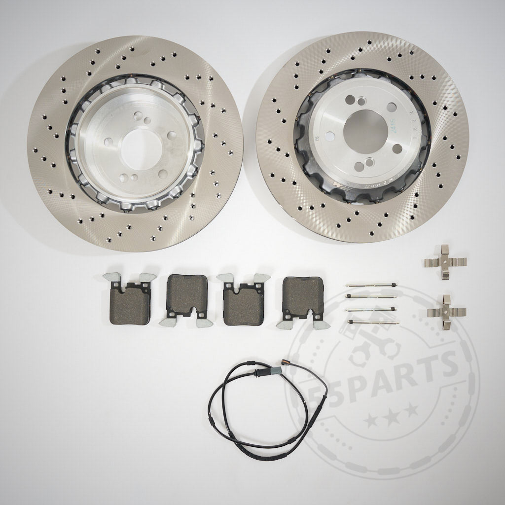Das 55Parts Special Bremsen (Upgrade) Set Hinterachse für F8x M2, M3, M4 (blaue Bremse) umfasst zwei gebohrte Rotoren, vier Bremsbeläge, Metallclips und einen Sensor – perfekt passend für BMW-Brems-Upgrades und Rennstreckenleistung.