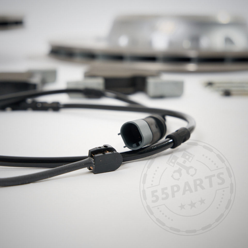 Nahaufnahme eines Kfz-Sensorkabels für das 55Parts-Special: Bremsen (Upgrade) Set Hinterachse F-Serie, passend für blaue Bremsen an F8x M2, M3 und M4,; im Hintergrund unscharfe Autoteile.